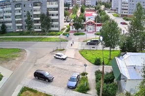 Passage pour piétons sur Builders Street. Webcams Polyarnye Zori