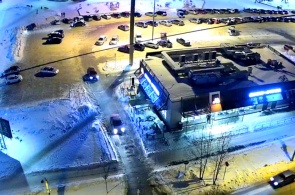 Parking au centre commercial de la ville. Webcams Severodvinsk