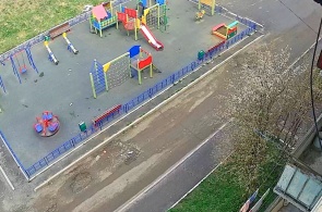 Rue Yubileynaya, avenue Yulaev, aire de jeux pour enfants. Webcams de Baimak en ligne.