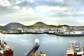 Vue de la ville depuis le port. Webcams Heimaey