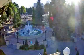 Fontaine dans le parc du complexe. Webcams en ligne d'Essentouki