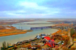 Vue sur le vieux pont et la route de l'Arabat Spit. Webcams Genichesk