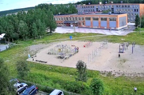 Terrain de sport à l'école numéro 3. Webcams Polyarnye Zori