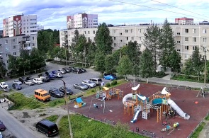 Aire de jeux pour enfants dans la rue Belova. Webcams Polyarnye Zori
