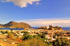 Vue sur la Cathédrale et le château. Webcams en direct Lipari